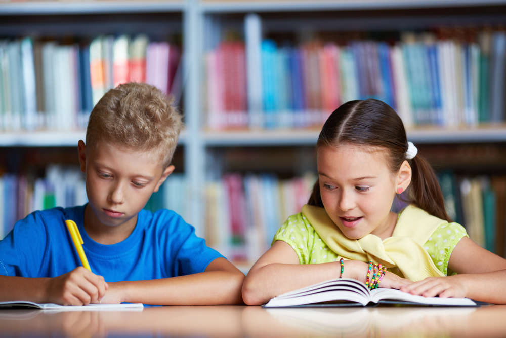 В классе учится мальчики и девочки. Ученик читает предложение. Boy learn languages. Classmates boys and girls. Одноклассники читать.