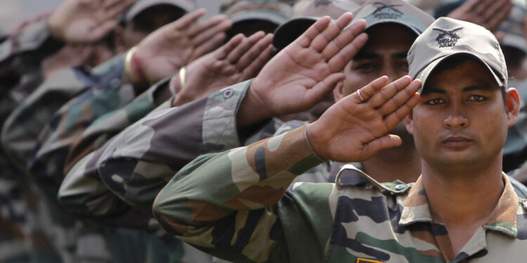 Indian army soldier Saleem Miyan (R)  and his colleagues salute during a wreath-laying ceremony for Navdeep Singh, an army officer who was killed in Saturday's Kashmir border clash, at a garrison in Srinagar August 21, 2011. Indian soldiers shot dead on Saturday 12 separatist militants trying to cross from Pakistan into the disputed region of Kashmir, where popular protests against Indian rule have mounted.  REUTERS/Danish Ismail (INDIAN-ADMINISTERED KASHMIR - Tags: MILITARY OBITUARY) - RTR2Q5XH